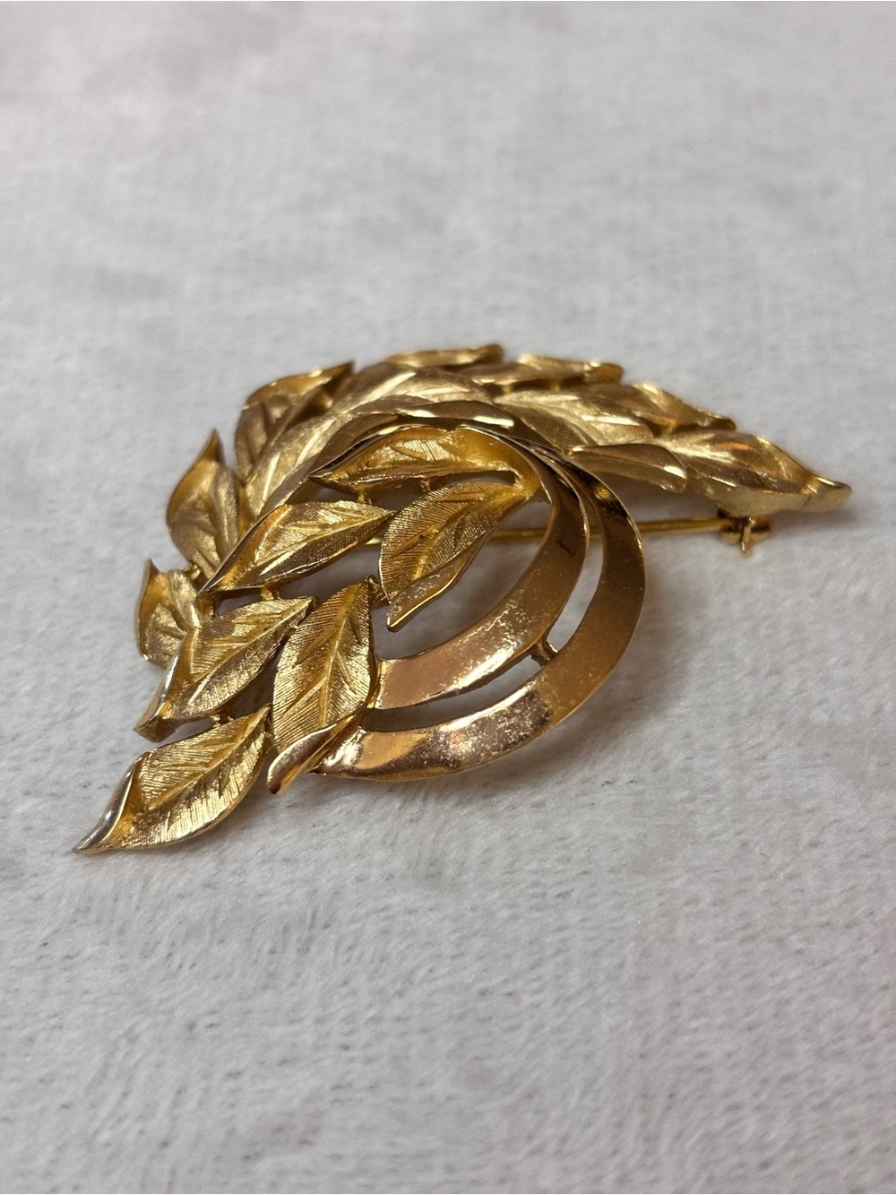 Vintage Signed Trifari Gold Tone Textured Leaf Swirl Brooch Pin